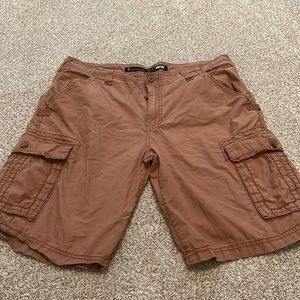Men’s cargo shorts in size 32